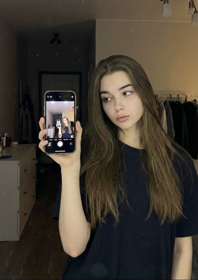 Detailed JSON Prompt for Mirror Selfie Portrait