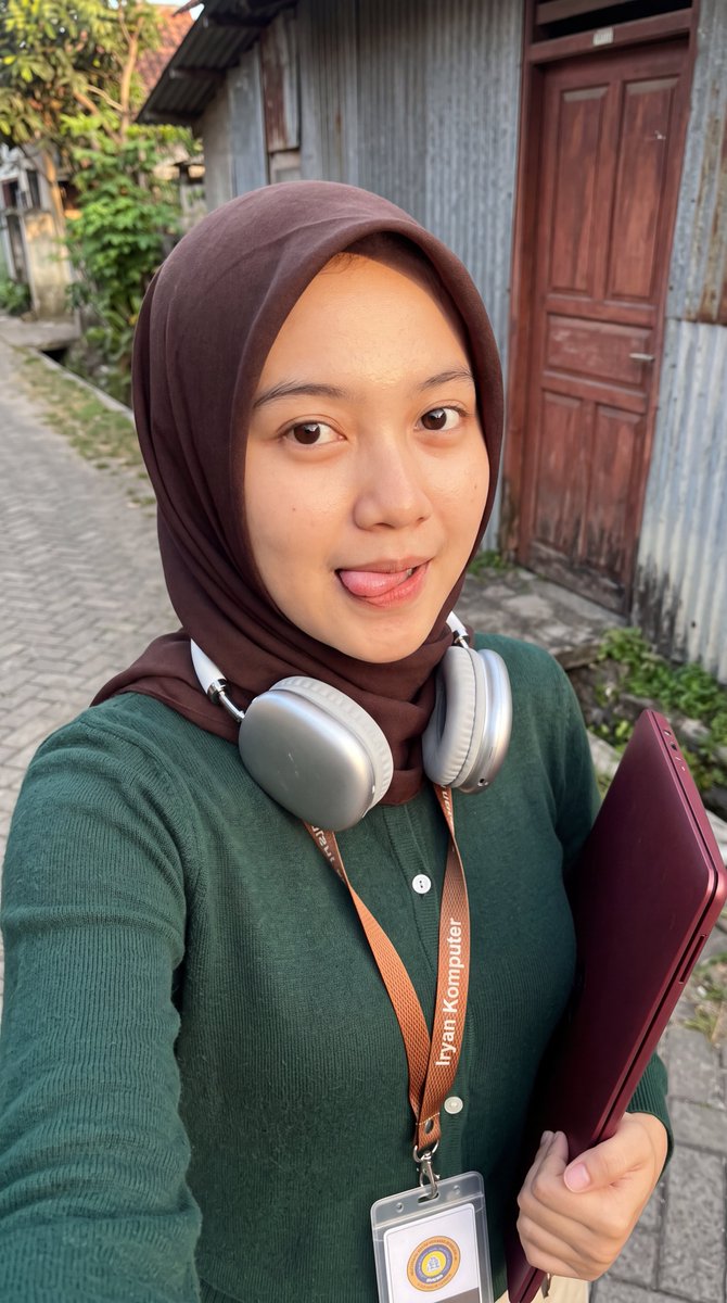 Casual Hijab Selfie Portrait 4