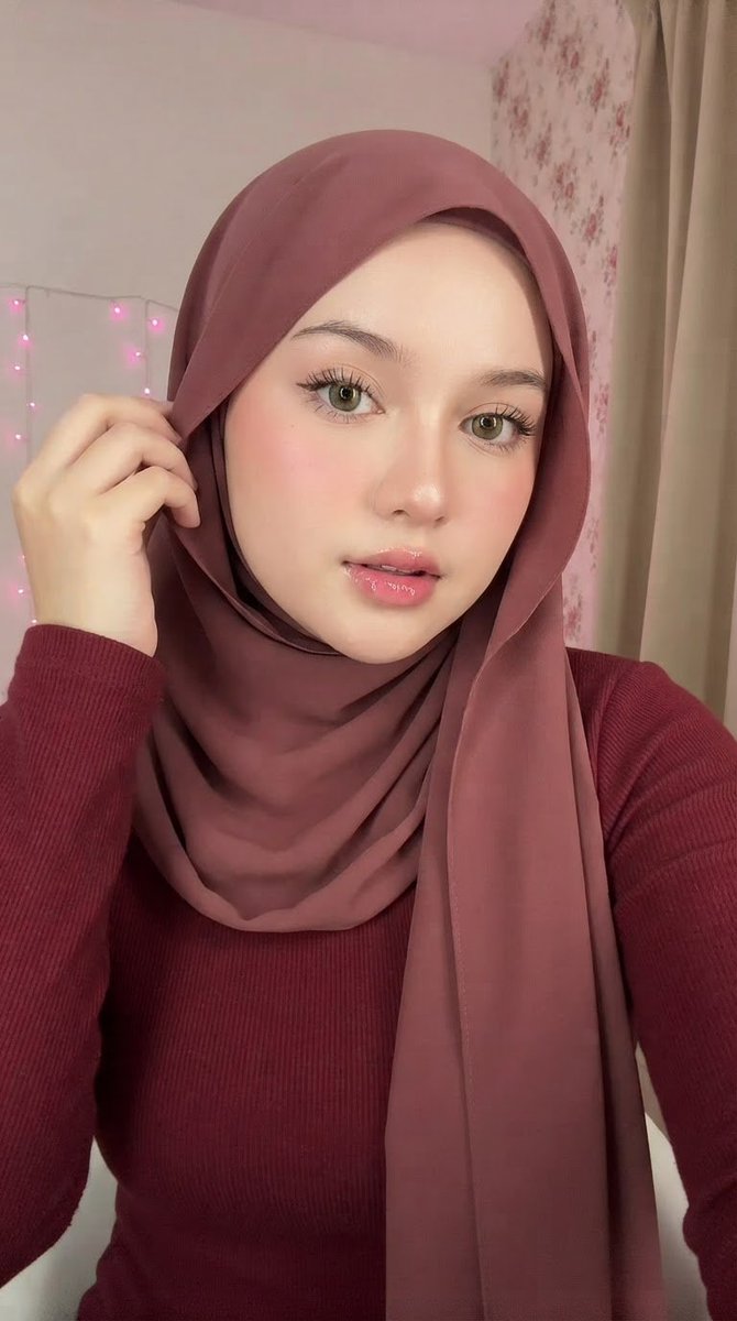 Muted Maroon Hijab Selfie 2