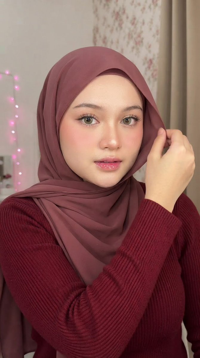 Muted Maroon Hijab Selfie 4