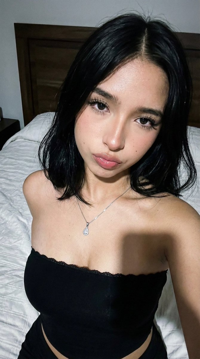 High-Fidelity Flash Selfie Portrait Prompt