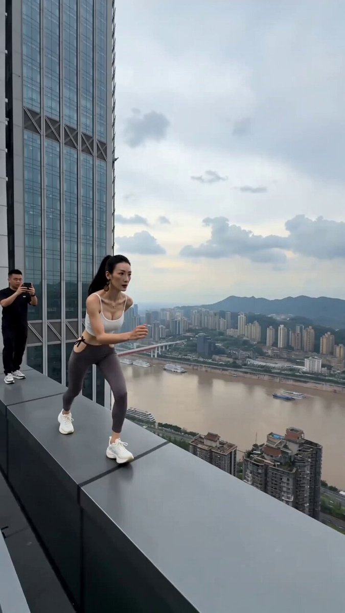 重庆蹦极 FPV 视频提示词