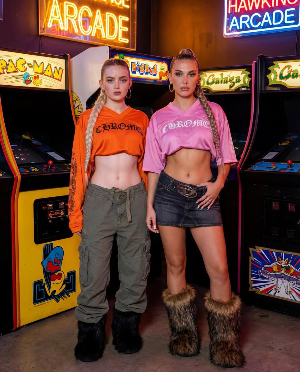 Stranger Things Duo in Retro Arcade (3 Prompts) 3