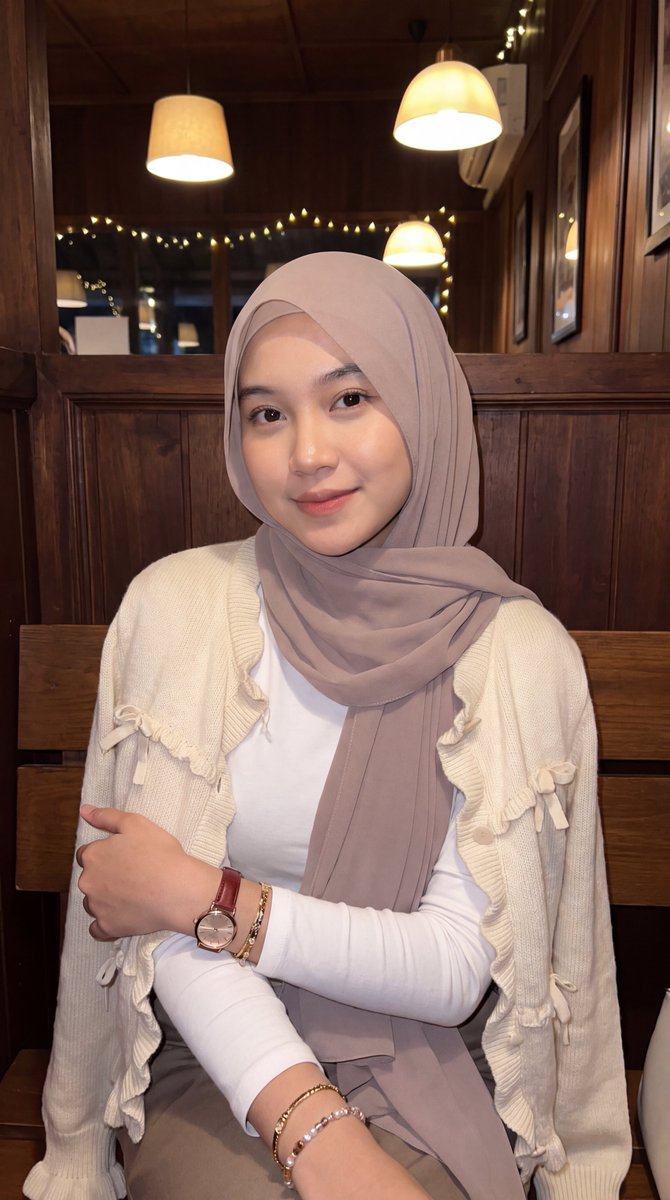 Hijab Portrait Cafe Aesthetic 2
