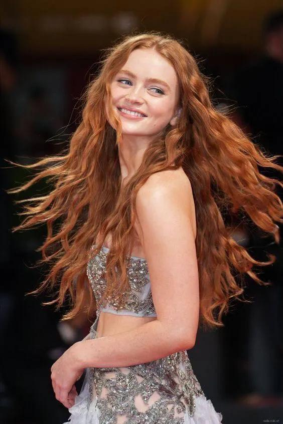 Multi-frame prompt for Sadie Sink in three distinct fashion styles (Y2K, Glamour, Modern Elegant) 2