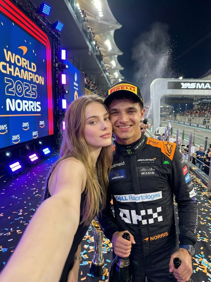 Ultra-realistic selfie with F1 champion Lando Norris 4